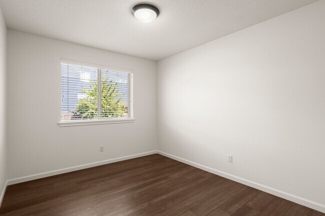 Building Photo - Stunning 3-Bedroom, 2.5-Bath Home in the C...