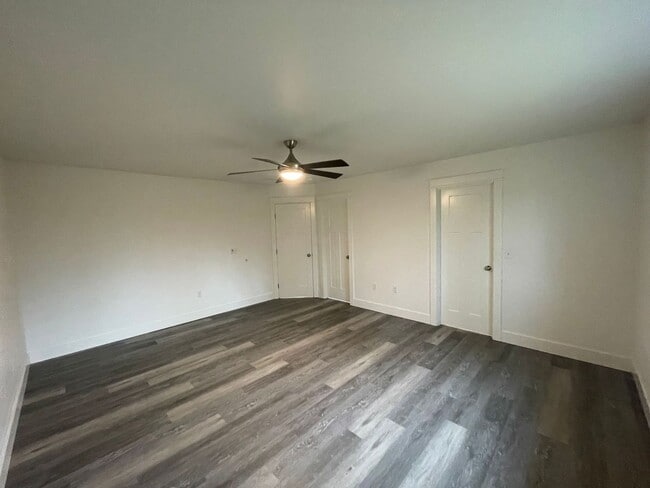 Building Photo - 2847 E Lakeview Rd