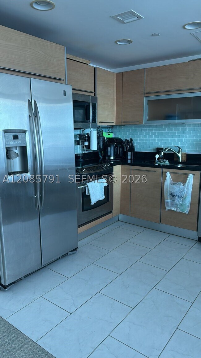 Building Photo - 950 Brickell Bay Dr