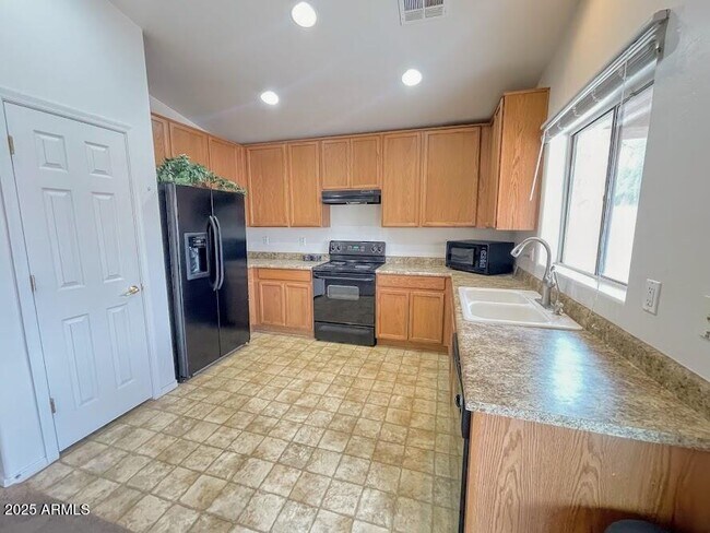 Building Photo - 44147 W Snow Dr