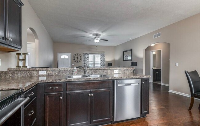 Building Photo - 3BR/2BA Home with Two Car Garage, Fenced B...
