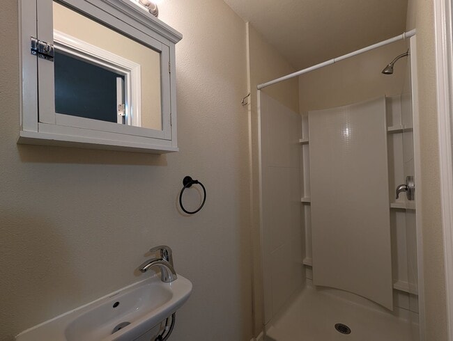 Building Photo - 1-Bedroom, 1-Bath Apartment In Downtown Springfield!