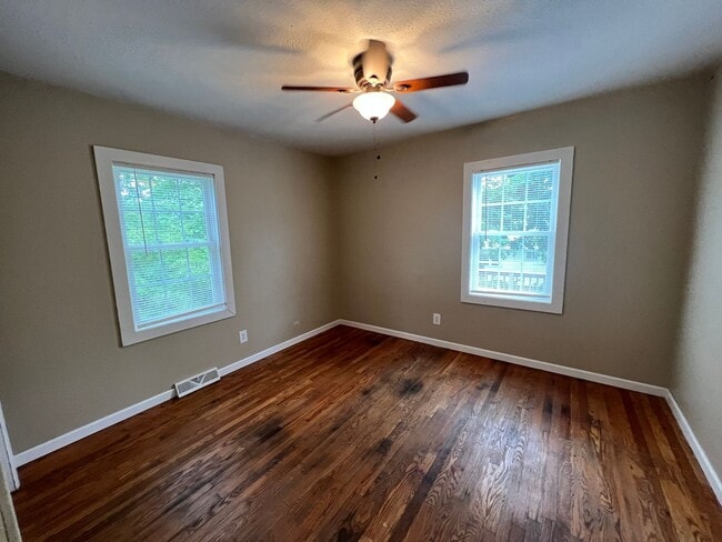 Building Photo - Available Mid-May 4 Bedroom / 1.5 Bathroom for Rent