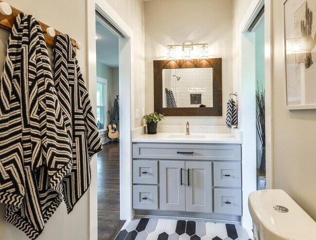 Building Photo - Beautifully remodeled 3 Bedroom Bungalow in Old Town