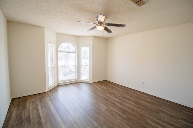 Building Photo - Updated House Located West of Loop 289 & Nearby Take Out!