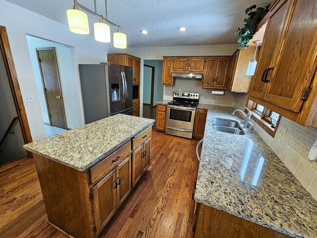 Building Photo - Beautiful 5 Bedroom 3 Bath Home for Rent in Lakeville!! Available NOW!