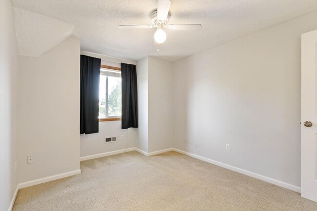 Building Photo - Comfortable 4-bdrm/2.5-bath home in Hillsb...
