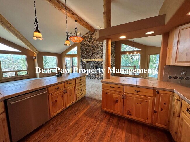 Building Photo - Mountain Retreat!!