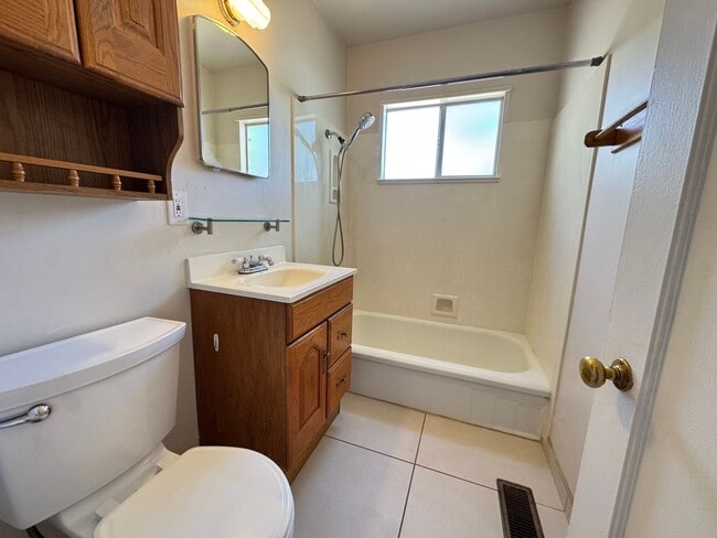 Building Photo - Victory Hills Charm!