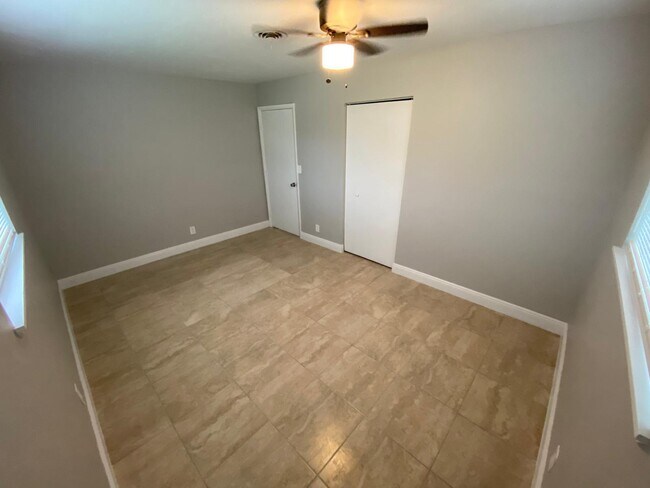 Building Photo - 811 SW 12th Ct