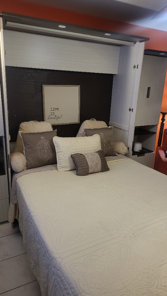 Primary Photo - 913 Riviera St