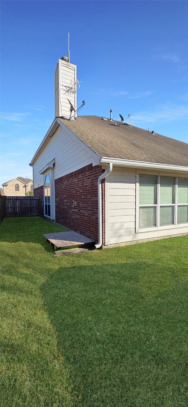 Building Photo - 2202 Drake Falls Dr