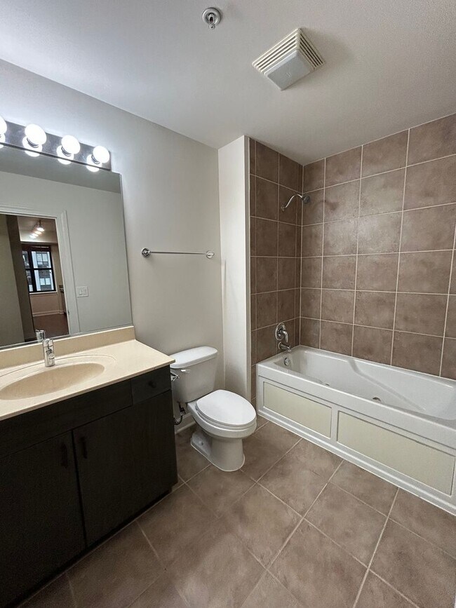 Building Photo - 451 W Huron St