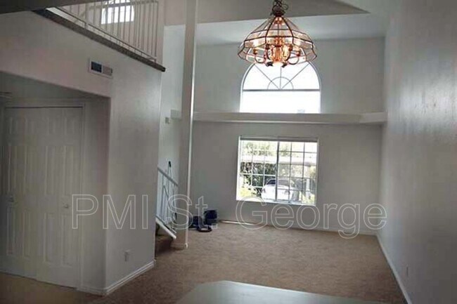 Building Photo - 2605 E 700 N