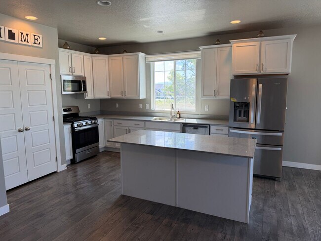 Building Photo - Beautiful 5-Bedroom Home in Lehi - Plenty of Storage!