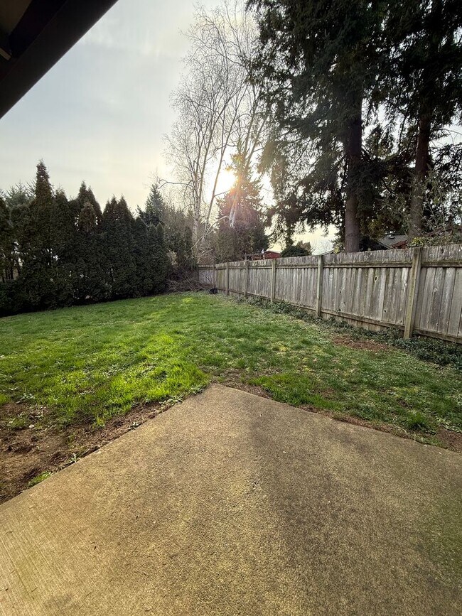 Building Photo - 407/422 SE Hankel St