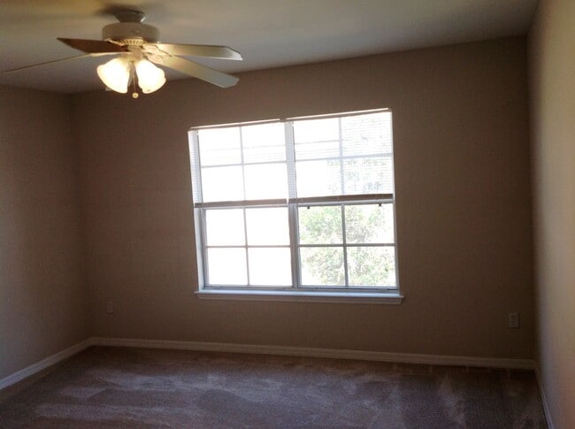 Building Photo - Spacious three bed at The Hamptons