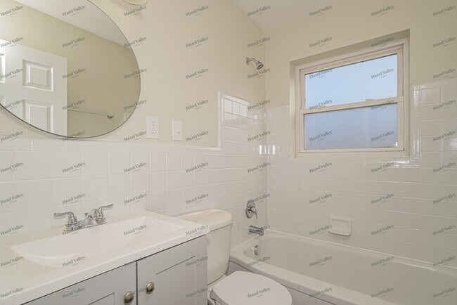 Building Photo - 1100 Mona Dr