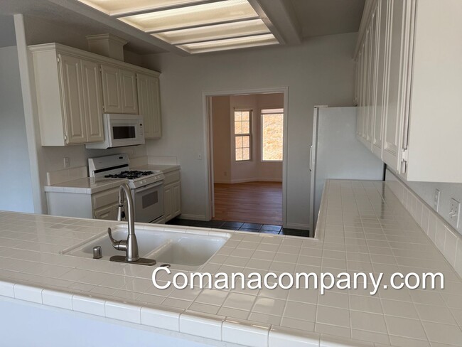 Building Photo - Gorgeous, spacious 3BR/2BA w views, yard, ...
