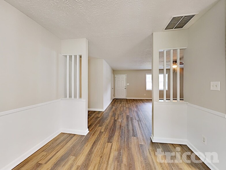 Building Photo - 211 Robin Ln