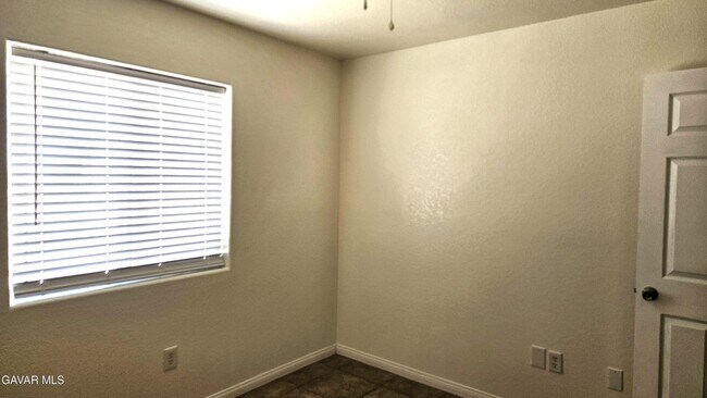 Building Photo - 10648 Peach Ave