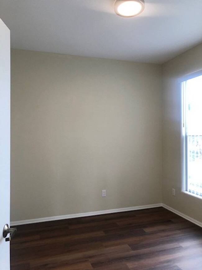 Building Photo - Mid Town Ventura Upstairs 2+2 Apartment