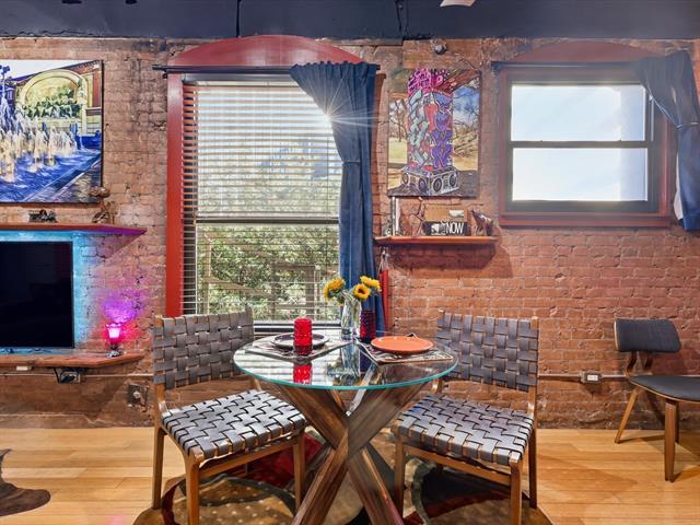 Building Photo - 910 Houston St