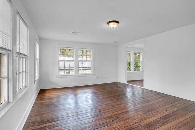 Building Photo - 906 E 39th St