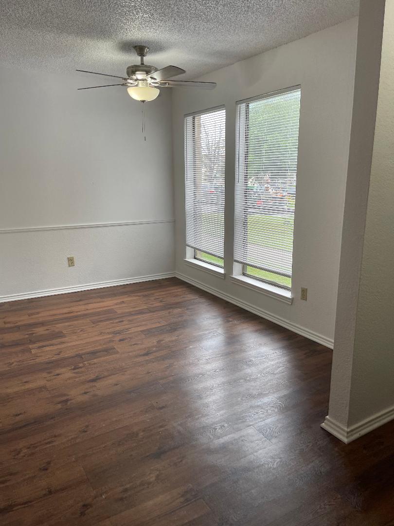 Building Photo - 1007 Spring Loop