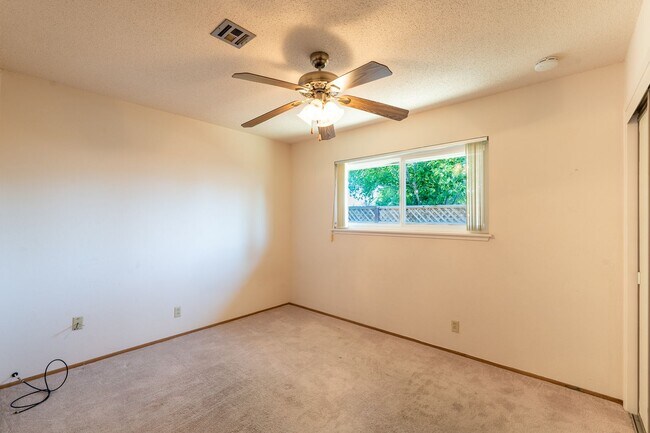 Building Photo - Adorable West Morgan Hill Family Home!