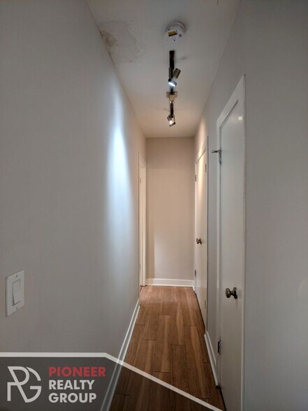 Building Photo - 511 W Belmont Ave