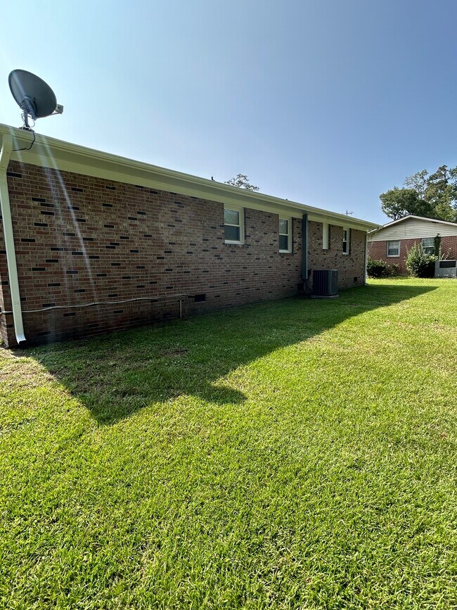 Building Photo - 604 16th Ave