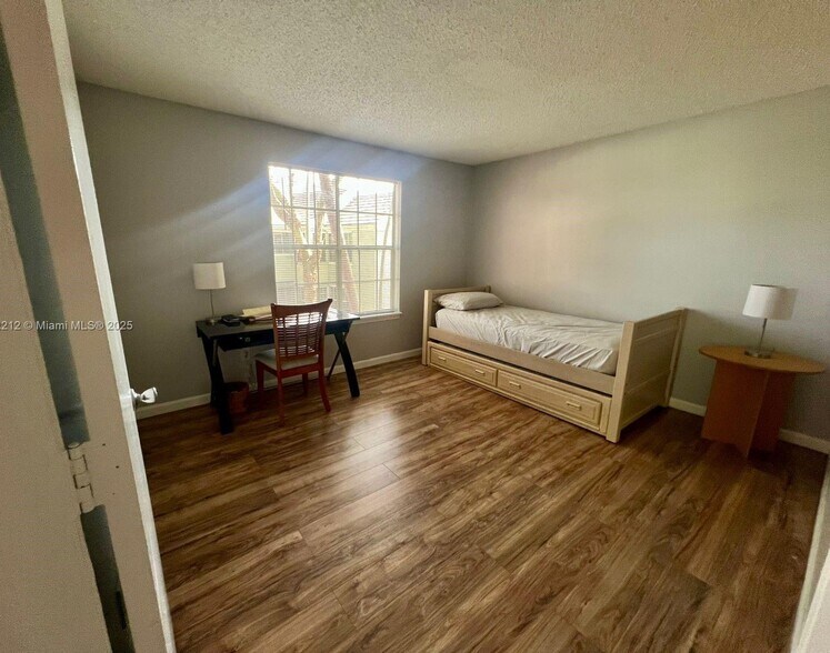 Building Photo - 1165 Crystal Way