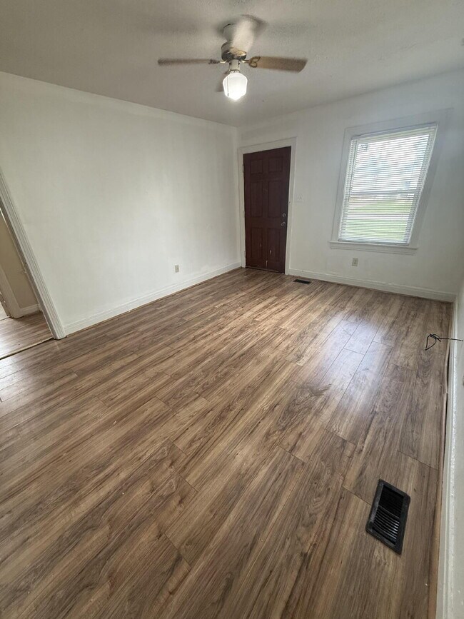 Building Photo - 2 bedroom, 1 bathroom house on W Kentucky Street