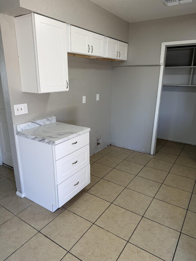 Building Photo - MOVE-IN READY 2 BED WITH NEW KITCHEN & CARPORT