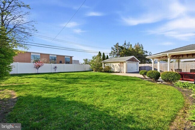 Building Photo - 637 School Line Dr