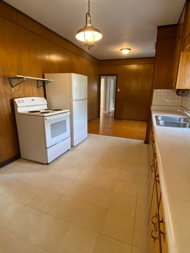 Building Photo - 1502 Debow St