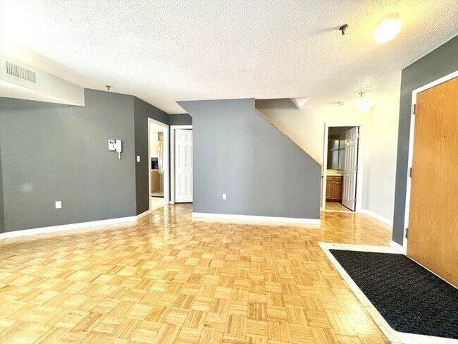 Building Photo - 147 Kelton St