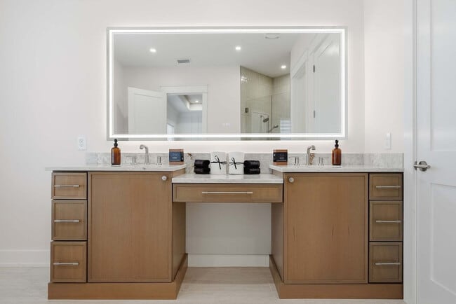 Building Photo - 304 Palm Beach Dr