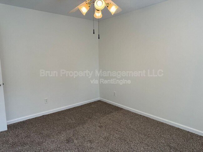 Building Photo - 11105 Lake Hills Dr