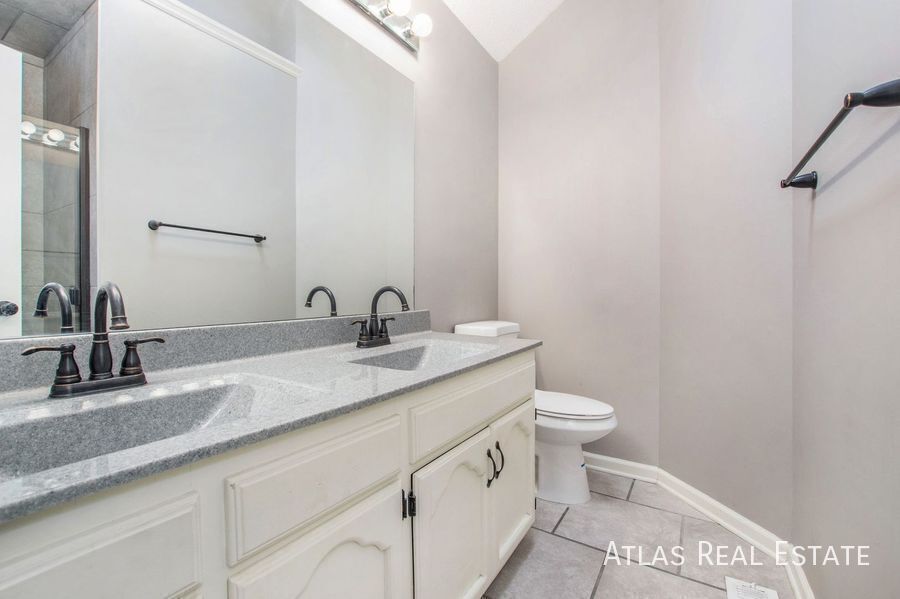 Building Photo - 301 SE Onyx Dr