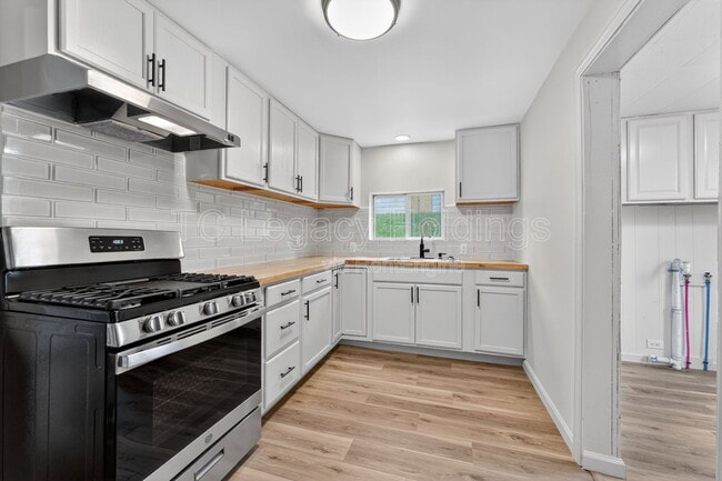 Building Photo - 407 Simpson Ave