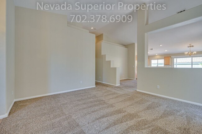 Building Photo - SE Single Story 3 Bedroom Home!!! Low Main...