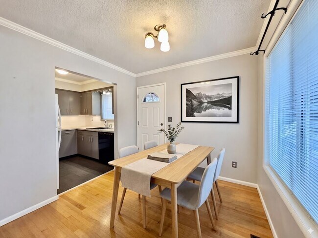 Building Photo - Spacious 2 Bedroom 1 Bathroom Unit Located in a Great Area Just a Few Blocks From The Hawthorne D...