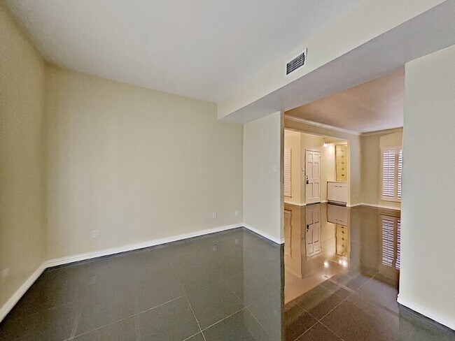 Building Photo - 4343 Bellaire Dr S