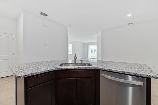 Building Photo - "WoodCreek Charming 3-Bed, 2-Bath Home with Granite Countertops and Screen in back porch on Bendi...