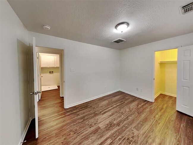 Building Photo - 21027 Deauville Dr
