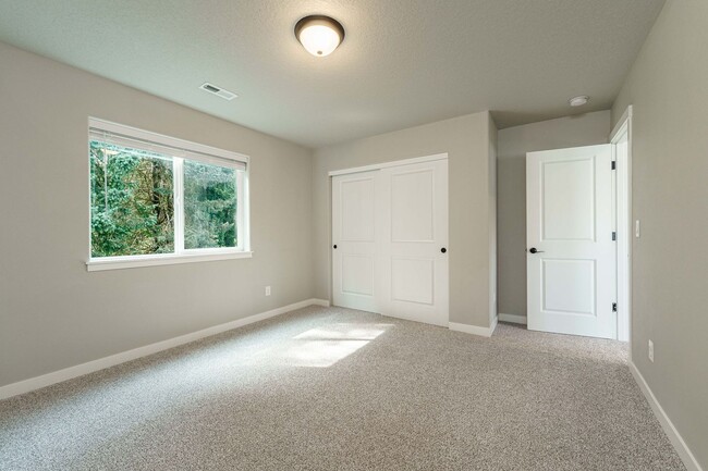 Building Photo - Spacious 4BR Modern Retreat and Luxury Liv...