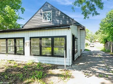 Building Photo - 3215 E 8th St