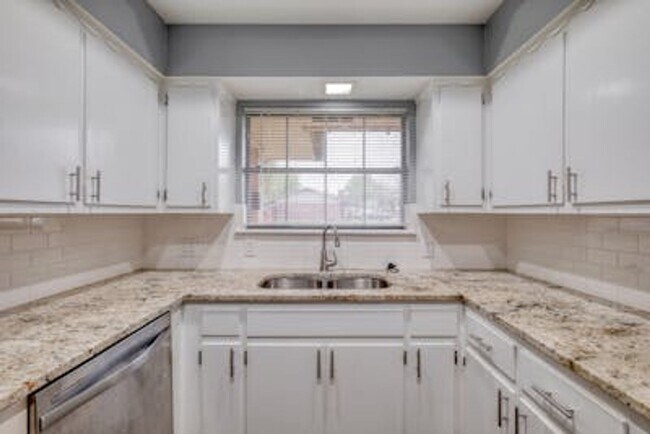 Building Photo - QUAIL CREEK WEST HOME